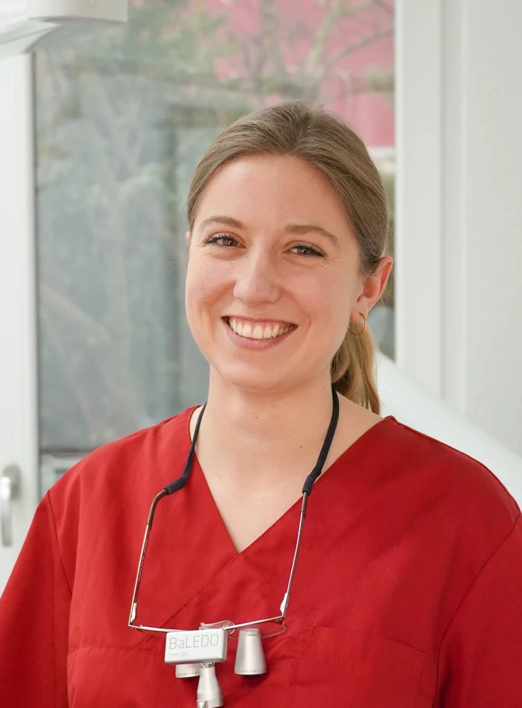 Nina Pallagi, Zahnärztin