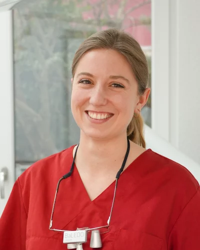 Nina Pallagi, Zahn&auml;rztin